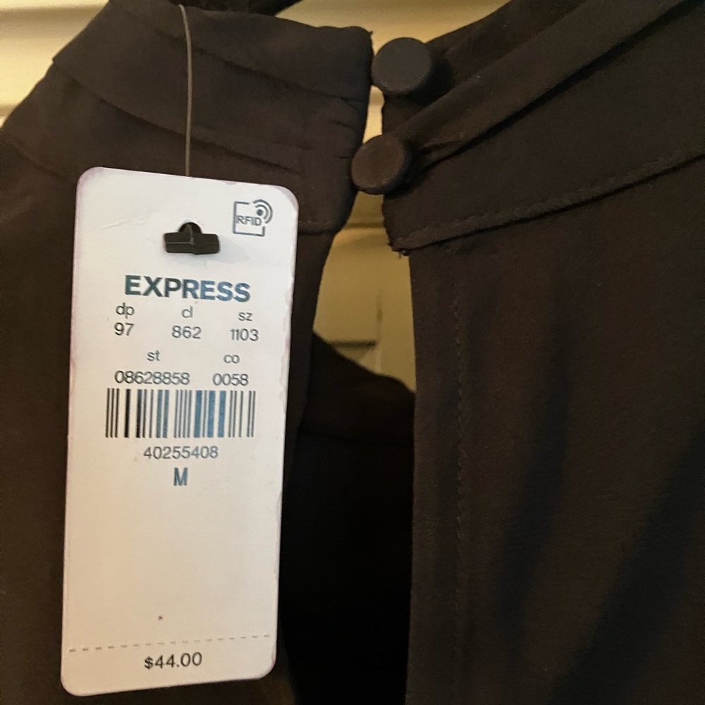Express black Buttoned sleeveless Top medium nwt - Picture 3 of 4